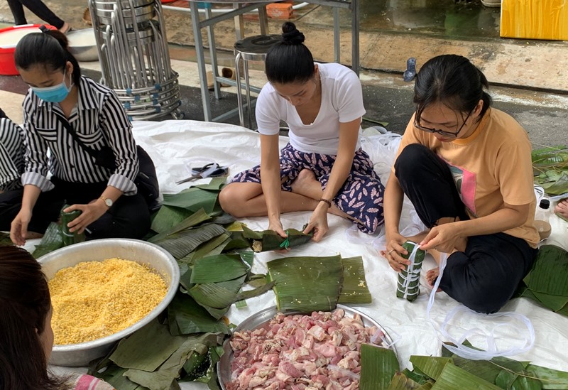 Tìm hiểu về bánh tét và bánh chưng - hai món ăn truyền thống của người Việt